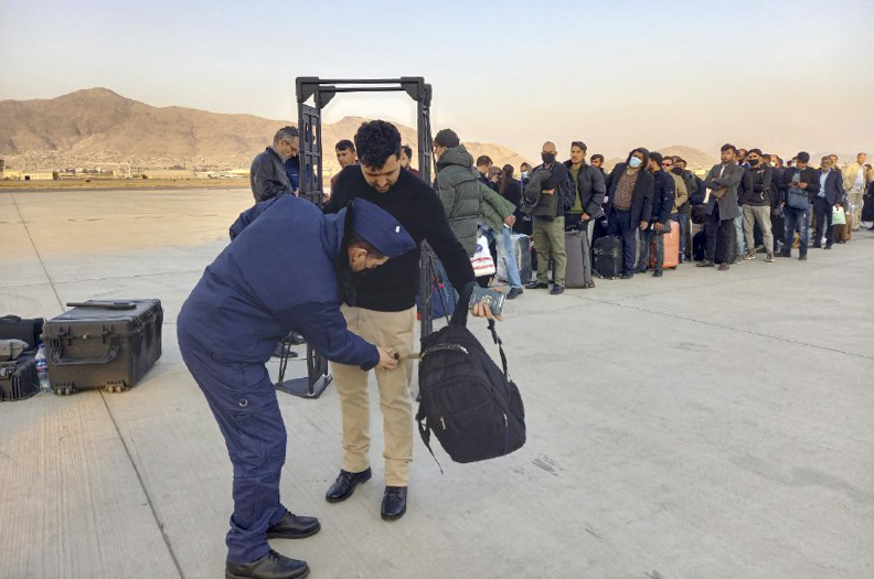 Menschenschlange auf dem Flughafen in Kabul