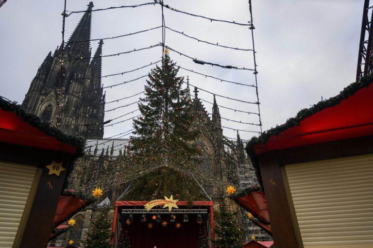 Der Kölner Dom überragt den diesjerigen Weihnachtsmarkt, der unter 2G-Regeln stattfindet Foto: picture alliance / Geisler-Fotopress | Dwi Anoraganingrum/Geisler-Fotop