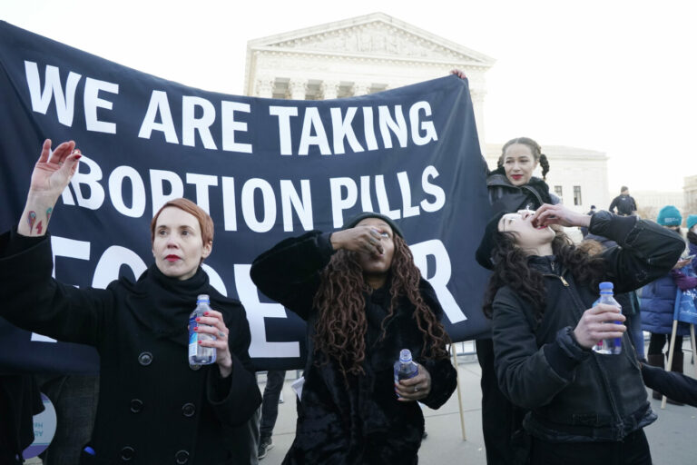 Abtreibungsbefürworterinnen nehmen Pillen zum Schwangerschaftsabbruch während einer Demonstration in Washington Foto: picture alliance / ASSOCIATED PRESS | Jacquelyn Martin
