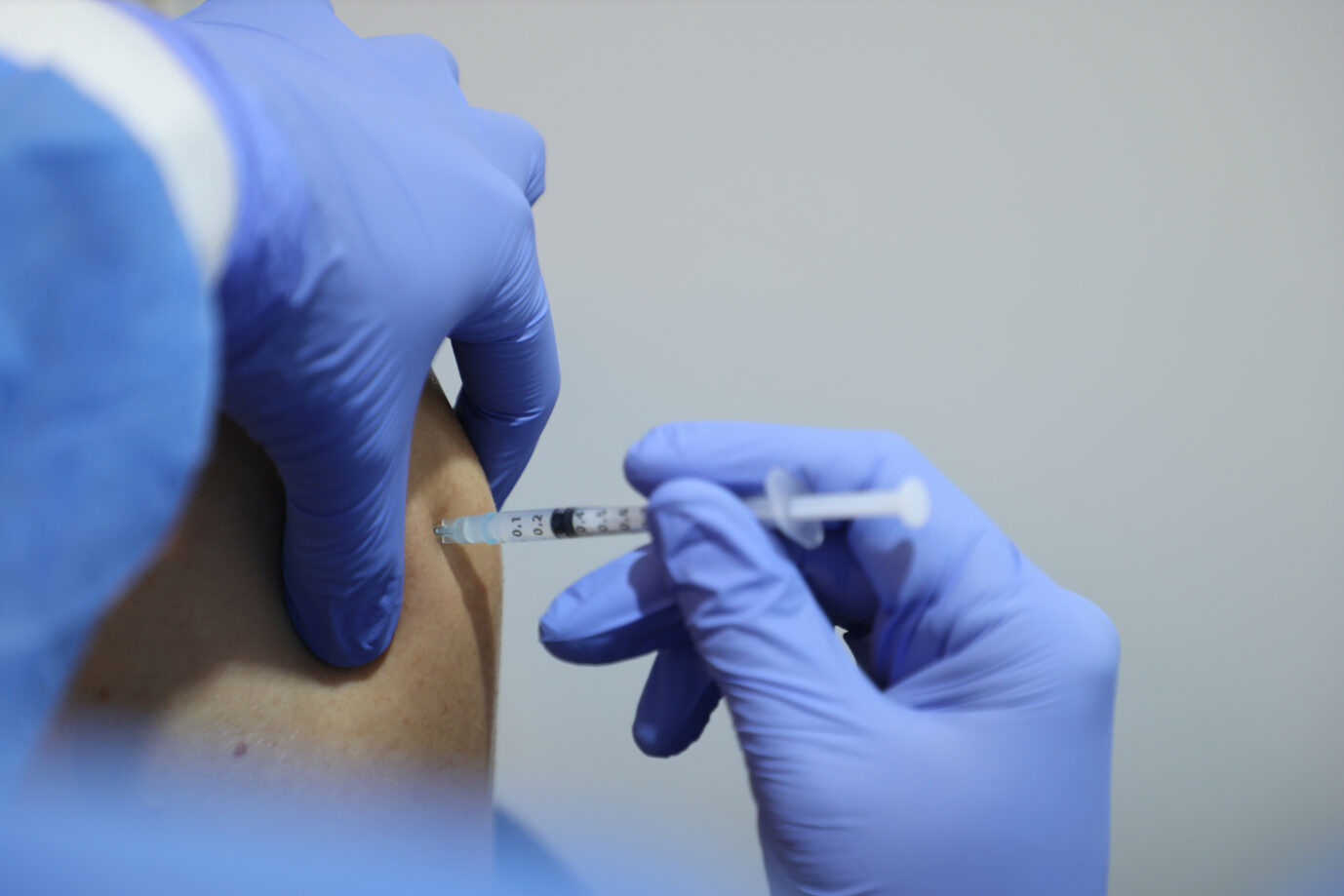 Corona-Impfung soll verpflichtend für alle werden: Mediziner dagegen
