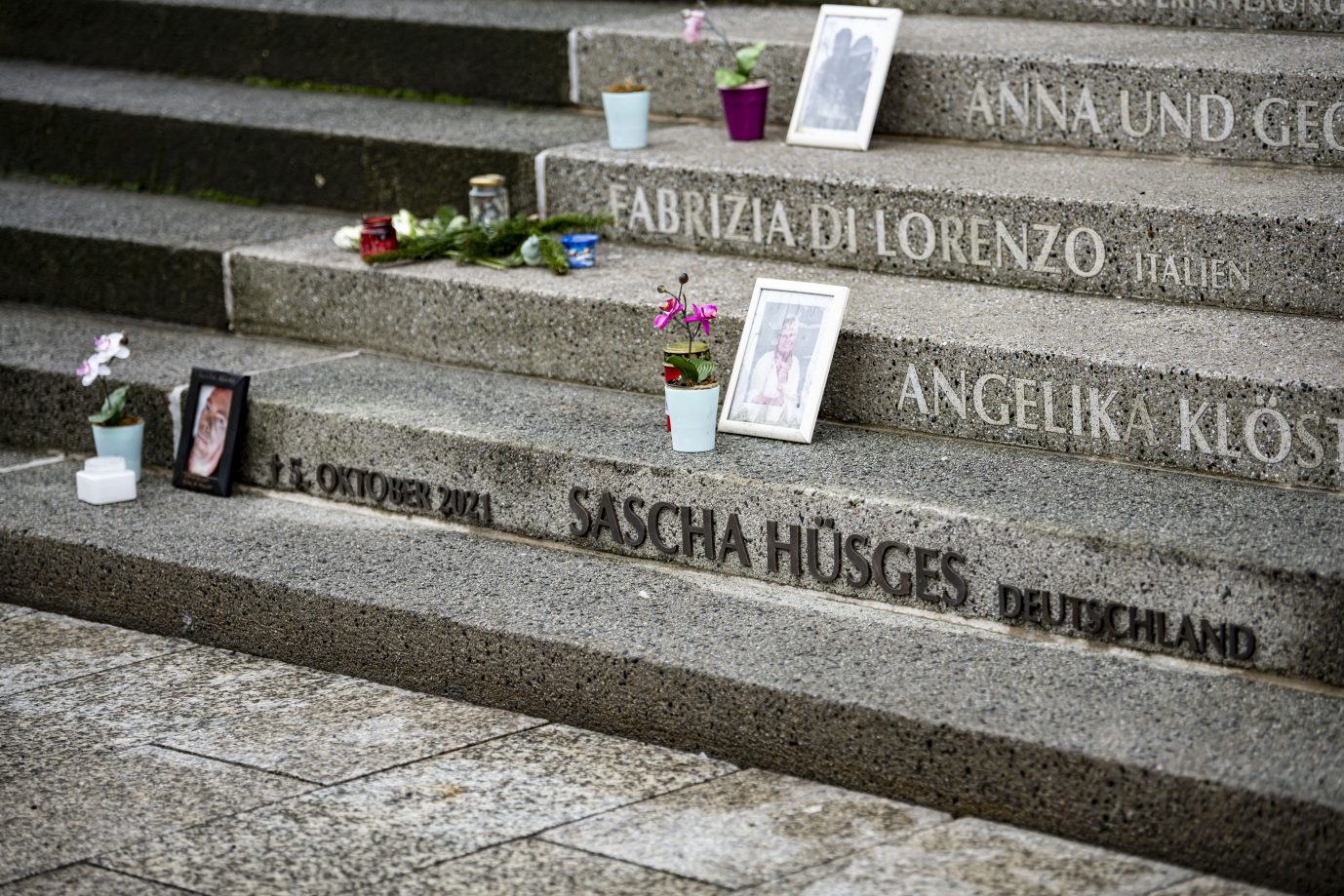 Bilder und Blumen erinnern am Jahrestag an die Opfer des Breitscheidplatzanschlages Foto: picture alliance/dpa | Fabian Sommer