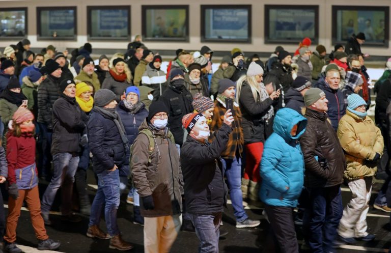 Teilnehmer der Corona-Proteste in Rostock laufen durch die Stadt Foto: picture alliance/dpa/dpa-Zentralbild | Bernd Wüstneck