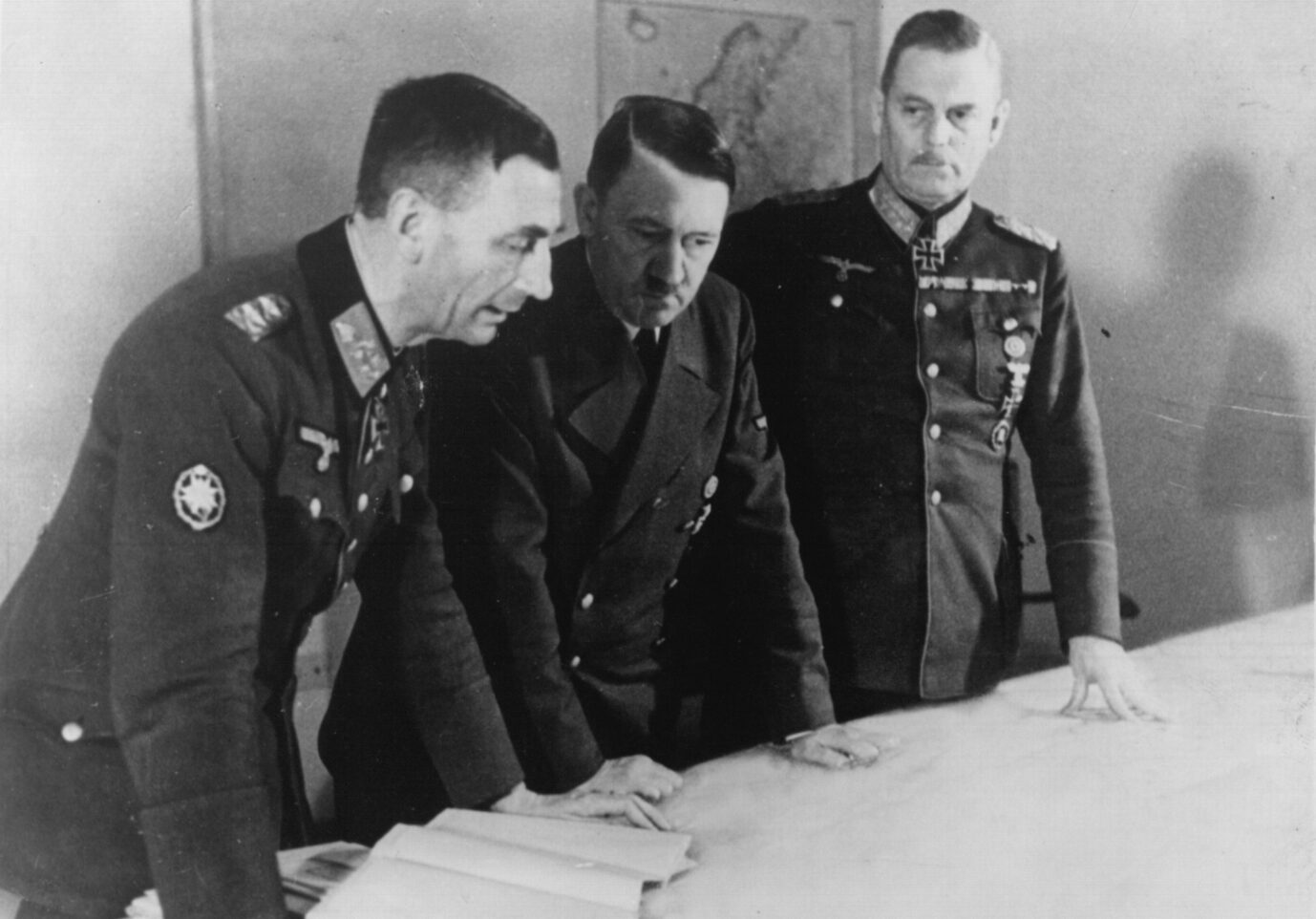 Hitler läßt sich am Kartentisch im Dezember 1941 von General Eduard Dietl (l.) die Kriegslage erläutern Foto: picture-alliance / akg-images | akg-images