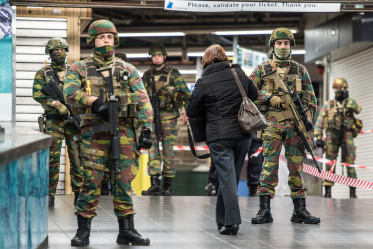 Soldaten überwachen den Zentralbahnhof in Brüssel (Archivbild)