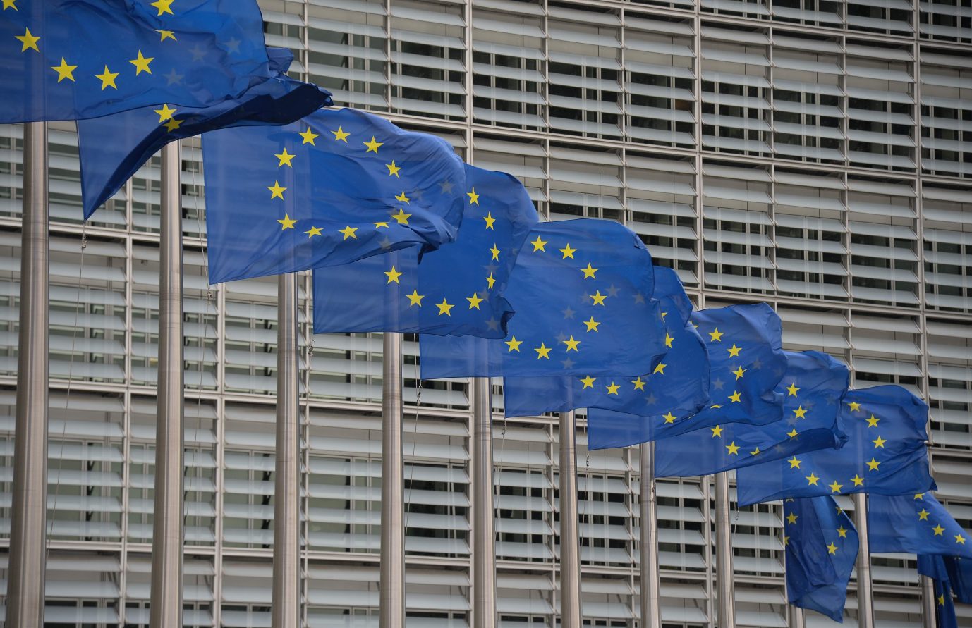 Flaggen vor dem Gebäude der EU-Kommission in Brüssel Die dort arbeitenden Politiker und Beamten bekommen in Zukunft mehr Geld Foto: picture alliance/dpa/Sputnik | Alexey Vitvitsky