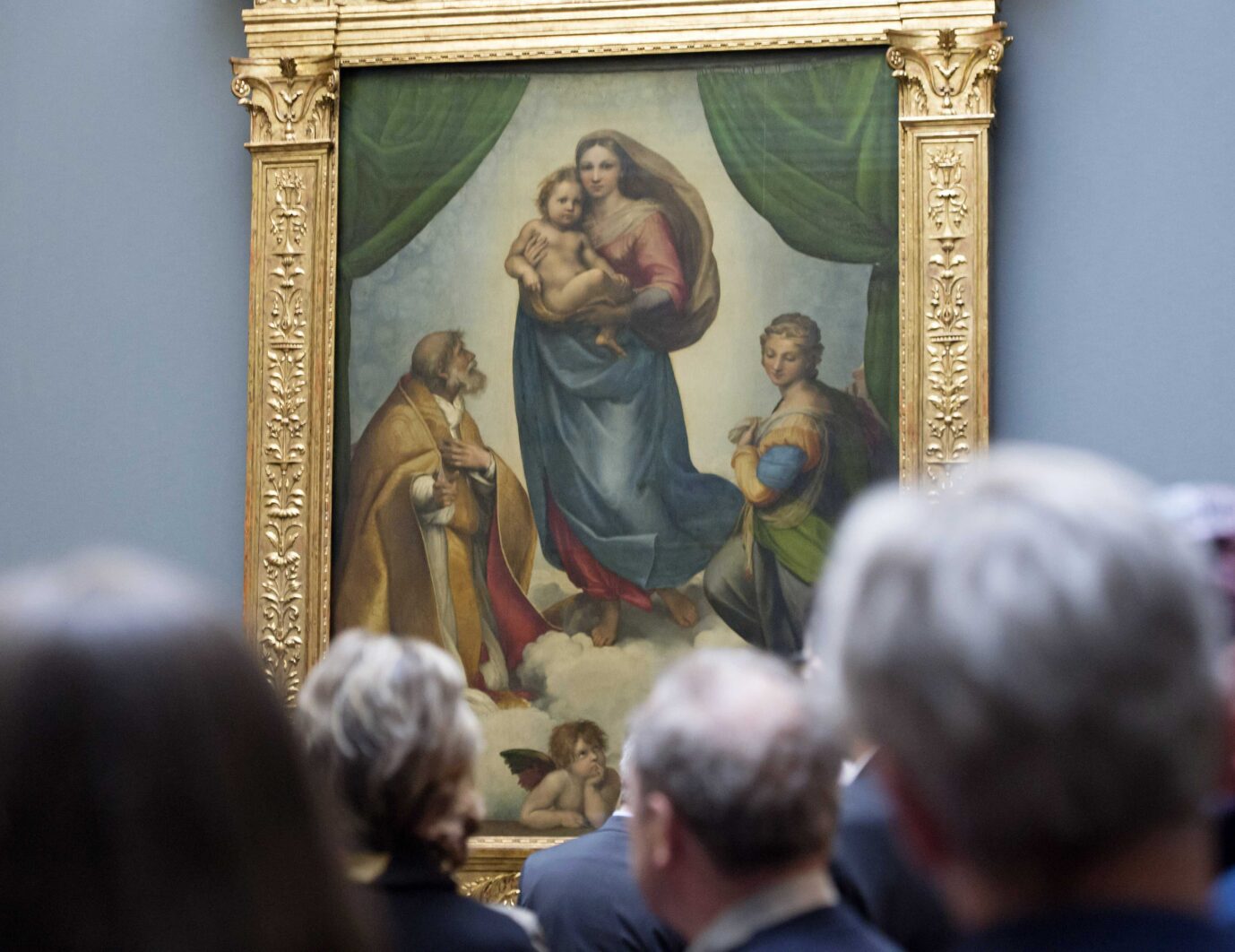 Besucher sehen sich die Sixtinische Madonna in einem Museum der Staatlichen Kunstsammlungen Dresden an Dort sollen bald vermeintlich rassistische und diskriminierende Namen verschwinden Foto: picture alliance / AP Photo | Jens Meyer