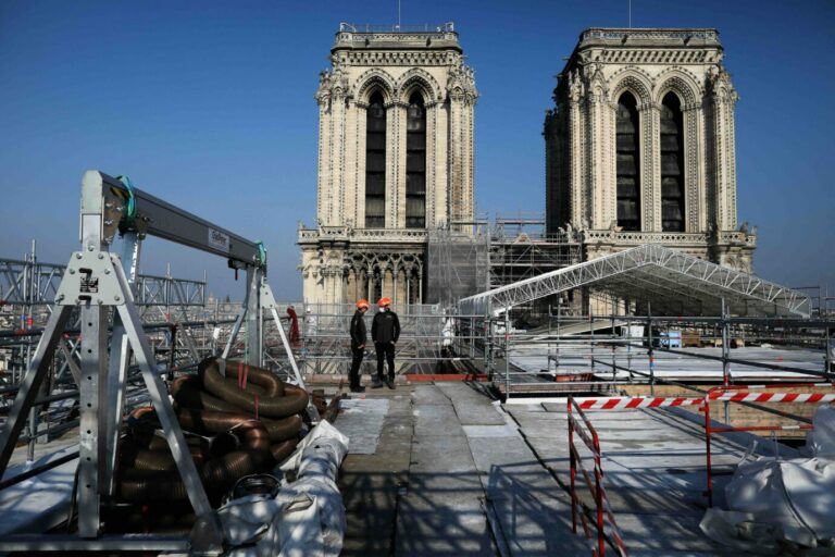 Bauarbeiter auf dem Gerüst der Pariser Notre-Dame-Kathedrale Die Kirche soll beim Wiederaufbau modernisiert werden Foto: picture alliance / abaca | Lemouton Stephane/Pool/ABACA