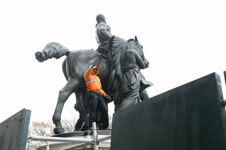 Ein Bauarbeiter posiert vor der im Abbau begriffenen Statue des amerikanischen Präsidenten Theodore Roosevelt Foto: picture alliance / newscom | John Angelillo
