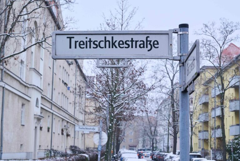 In Berlin flammt eine Diskussion um Straßennamen von angeblich historisch belasteten Personen wie Heinrich von Treitschke auf Foto: picture alliance/dpa | Annette Riedl