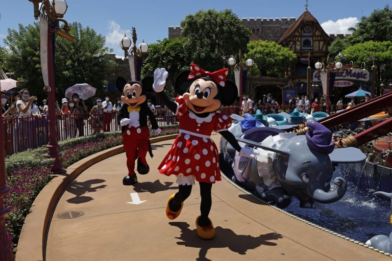 Das rote Kleid von Disneys Minnie Mouse soll dem Hosenanzug weichen Foto: picture alliance / ASSOCIATED PRESS | Kin Cheung