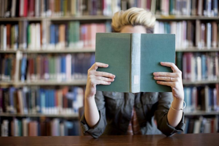 Frau liest ein Buch: Britische Universitäten fürchten, Klassiker der Weltliteratur könnte Studenten verstören