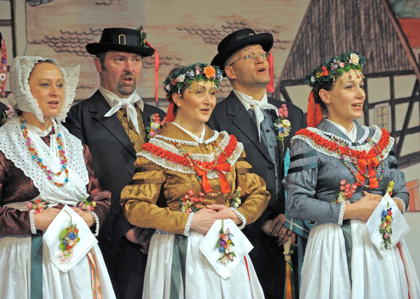 Angehörige der sorbischen Volksgruppe singen in ihrer Tracht: Künftig könnte die Hymne „Rjana Łužica“ um den Begriff „Frauen“ ergänzt werden