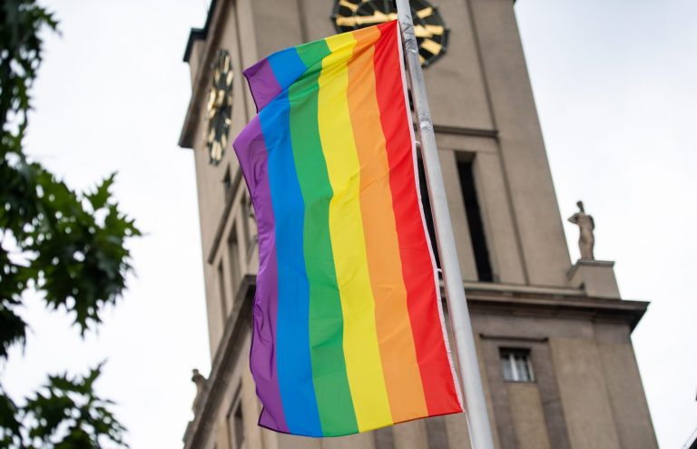 Regenbogenflagge vor einem Berliner Rathaus