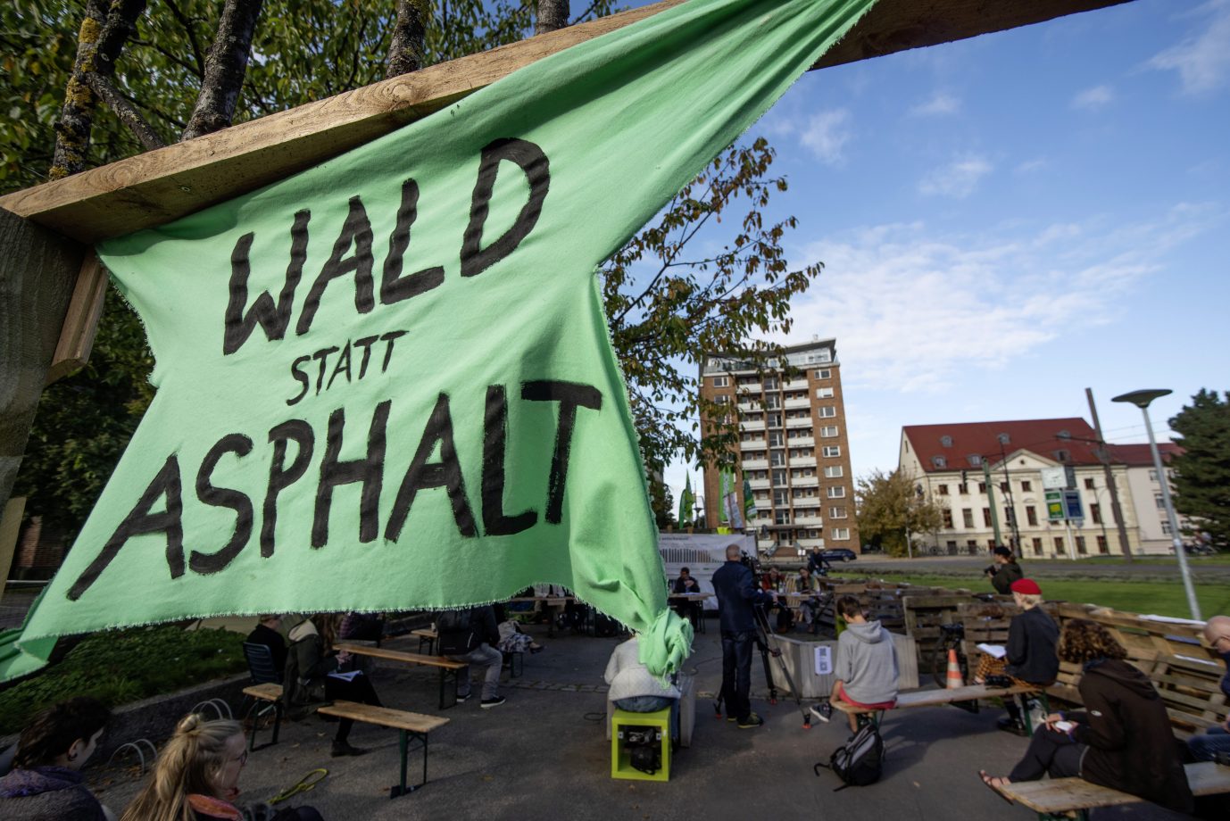 „Wald statt Asphalt“: Forderung von „Fridays for Future“ in Rostock 2021 Foto: picture alliance/dpa | Frank Hormann