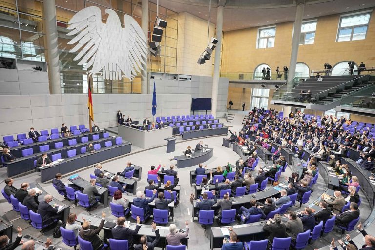 Plenarsaal des Deutschen Bundestags: Abgeordnete verlieren ihren Genesenenstatus vorerst nicht nach zwei Monaten