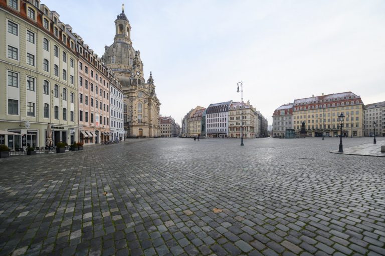 Menschenleerer Platz vor der Frauenkirche in Dresden: Das Demo-Verbot richtet sich neben Demonstrationszügen auch gegen stationäre Kundgebungen zu Kritik an der Corona-Politik