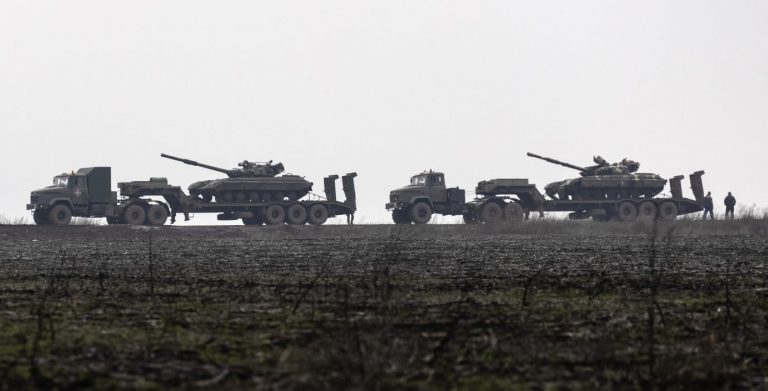 Ukrainische Einheiten verlegen Panzer Richtung Ostgrenze: Das Land pocht auf deutsche Waffenlieferungen (Archivbild) Foto: picture alliance / ASSOCIATED PRESS | Andriy Dubchak