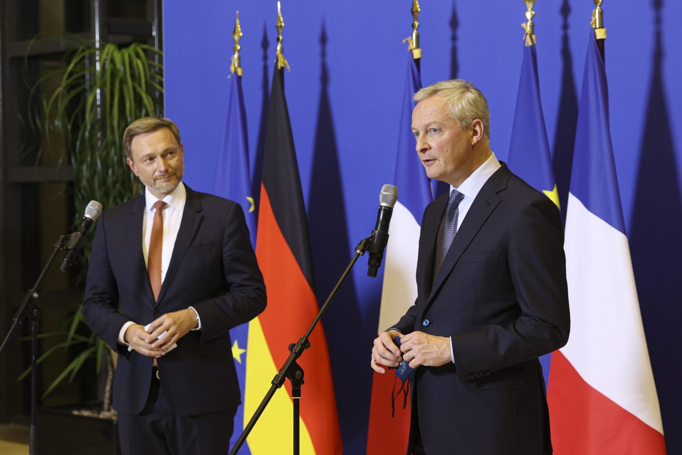 Deutschlands Finanzminister Christian Lindner (FDP) mit seinem französischen Amtskollegen Bruno Le Maire (En Marche)