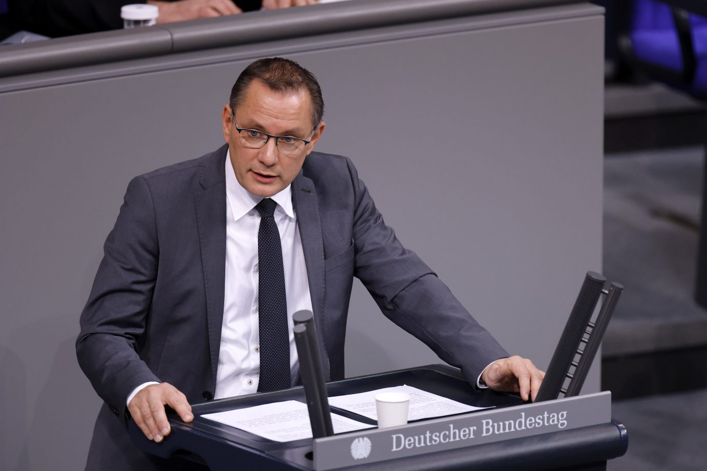 Der AfD-Fraktionsvorsitzende Tino Chrupalla bezeichnet die 2G-Plus-Regel im Bundestag als Willkür Foto: picture alliance / Geisler-Fotopress | Christoph Hardt/Geisler-Fotopres