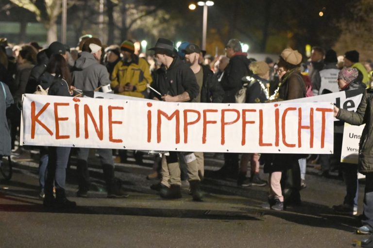 Wie hier in Nürnberg demonstrieren Menschen gegen die Corona-Politik Foto: picture alliance / Geisler-Fotopress | Dwi Anoraganingrum/Geisler-Fotop