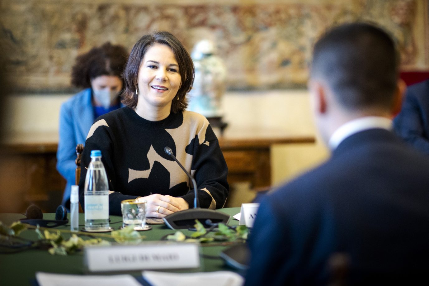 Außenministerin Annalena Baerbock im Gespräch mit ihrem italienischen Amtskollegen Luigi Di Maio