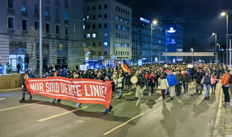 Demonstration gegen Corona-Maßnahmen in Nürnberg: In ganz Deutschland gingen abermals Zehntausende Menschen auf die Straße