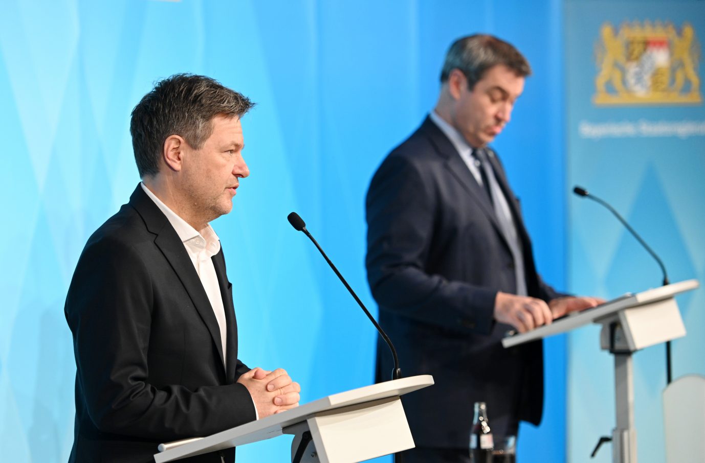 Bundeswirtschaftsminister Robert Habeck (links) und Bayerns Ministerpräsident Markus Söder: Der CSU-Politiker warnt vor Stromausfällen durch eine mangelhafte Energieversorgung