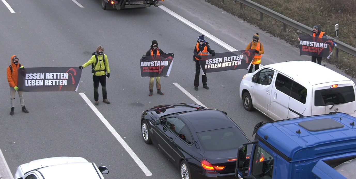 Unterstützer der Klimaschützer Initiative "Essen Retten - Leben Retten" blockieren Autobahnen in Berlin Foto: picture alliance/dpa | Paul Zinken