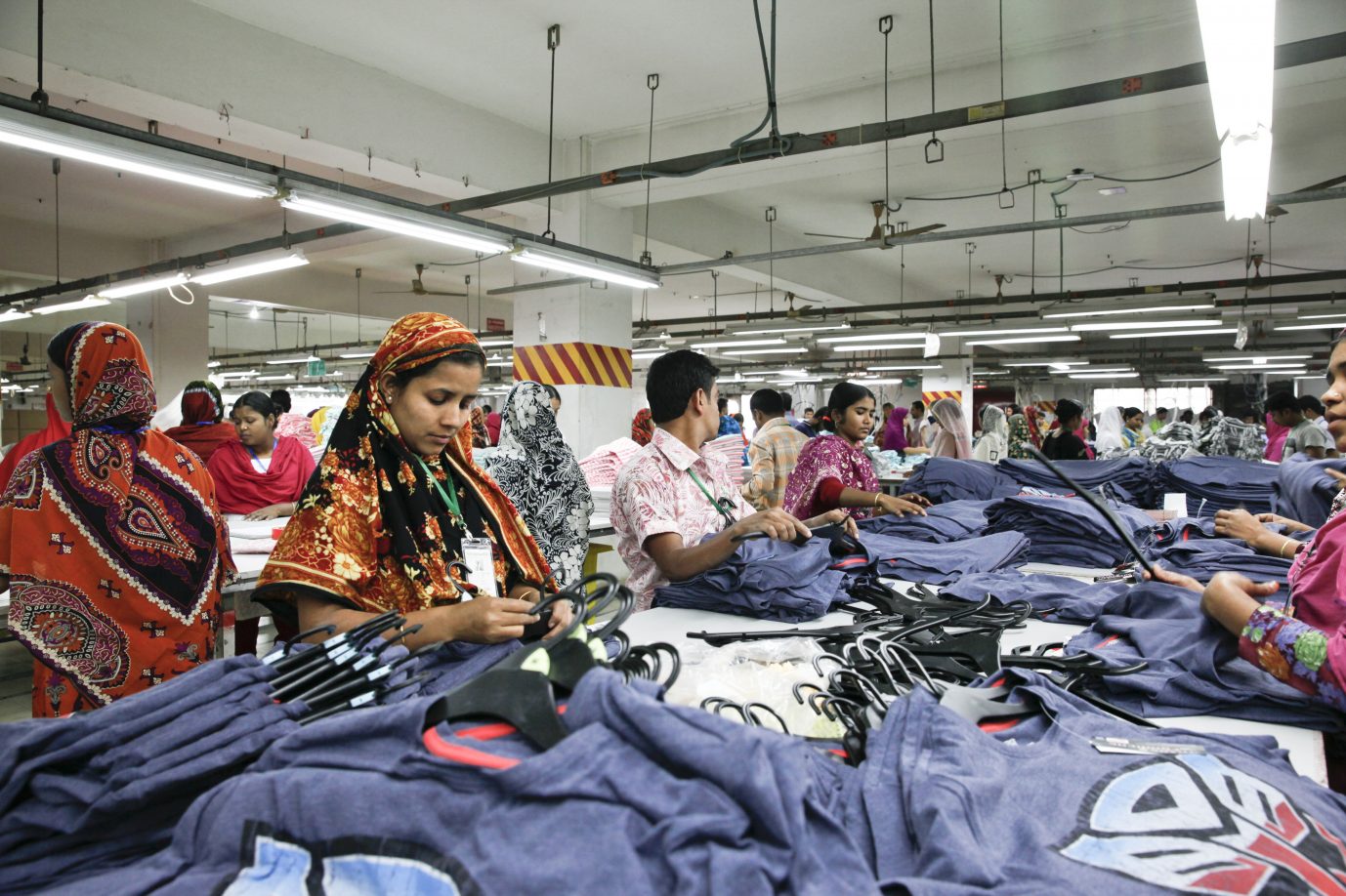 T-Shirt-Produktion in Bangladesch: Wenn ein Cent an gute Zwecke geht, freut sich das Gewissen des Käufers Foto: picture alliance / ZUMAPRESS.com | Suvra Kanti Das