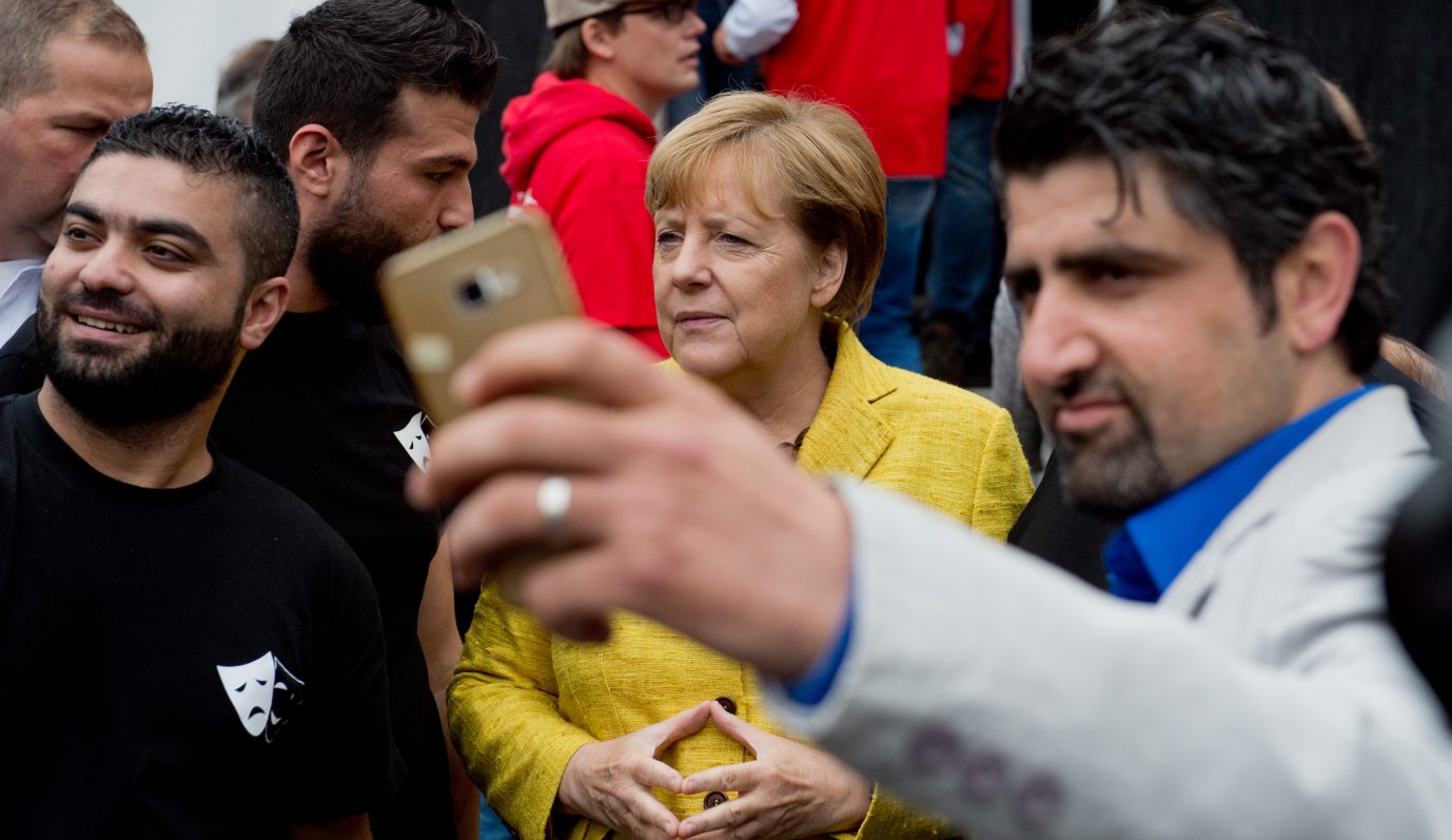 Die frühere Bundeskanzlerin Angela Merkel (CDU) mit syrischen Einwanderern: Ihr Parteikollege Dennis Radtke hält ihren Umgang mit dem dem Thema Migration für einen bleibenden Verdienst