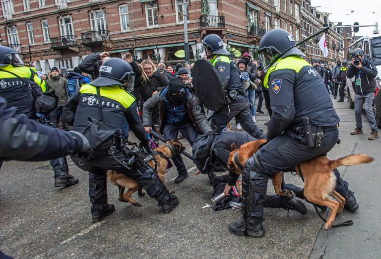 Der UN-Sonderberichterstatter für Folter, Nils Melzer, will Aufnahmen untersuchen lassen, die Polizeigewalt bei Corona-Protesten in Amsterdam zeigen Foto: picture alliance / ZUMAPRESS.com | Charles M Vella