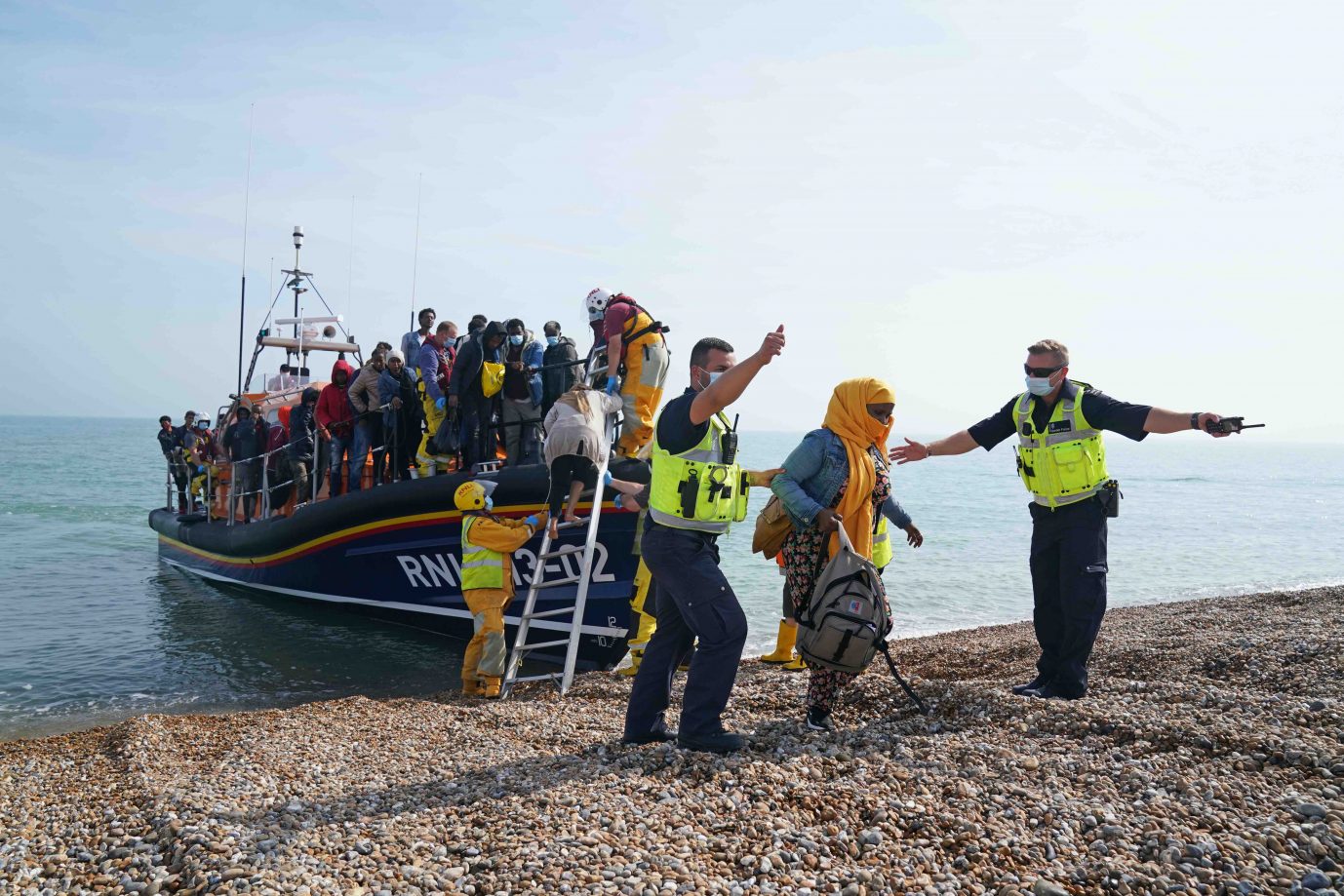 Im Ärmelkanal aufgegriffene Migranten werden in England an Land gebracht Die Zahl der über die Meerenge kommenden Flüchtlinge steigt auf ein Rekordhoch Foto: picture alliance / empics | Gareth Fuller