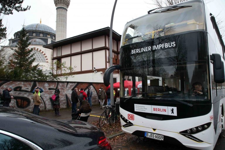 Menschen warten vor Sehitlik-Moschee auf eine Corona-Impfung Berlins Bürgermeisterin will Impfangebote zukünftig auf Migranten zuschneiden Foto: picture alliance/dpa | Wolfgang Kumm