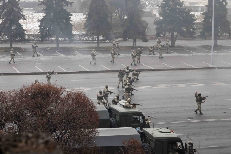Soldaten räumen einen Platz in Almaty Der kasachische Präsident Tokajew hat ihnen den Schießbefehl erteilt, um die Demonstrationen in dem Land zu beenden Foto: picture alliance/dpa/TASS | Valery Sharifulin