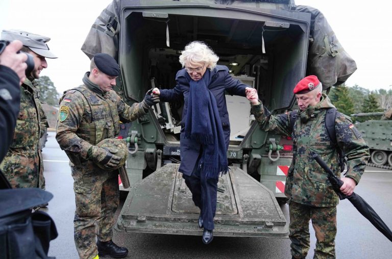 Lachnummer: Soldaten müssen Verteidigungsministerin Christine Lambrecht (SPD) aus einem Fahrzeug helfen. Foto: picture alliance/dpa | Kay Nietfeld