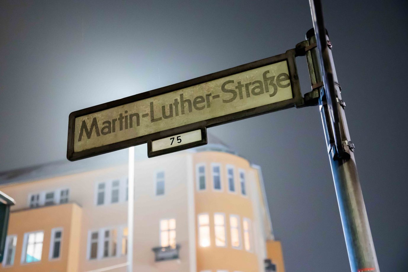 Auch die Martin-Luther-Straße in Berlin-Schöneberg soll umbenannt werden, weil der Reformator sich antisemitisch geäußert hat Foto: picture alliance/dpa | Christoph Soeder