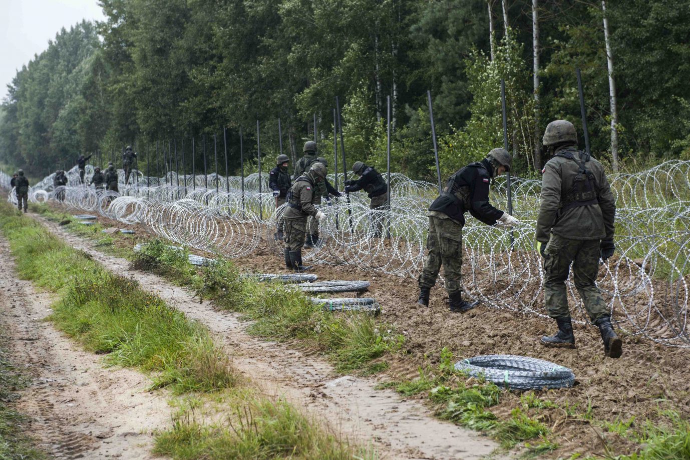 Um die illegale Migration über Weißrußland zu unterbinden, hat Polen mit dem Bau einer Grenzmauer begonnen (Archivbild) Foto: picture alliance / ZUMAPRESS.com | Attila Husejnow