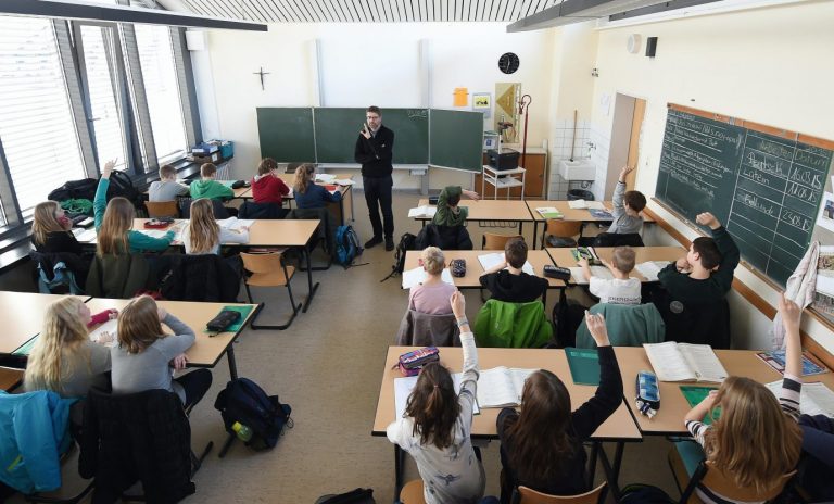 Unterricht an einer römisch-katholischen Schule in Niedersachsen Laut einer Studie hat das Glaubensleben in Deutschland durch die Einführung des Ethikunterrichts abgenommen Foto: picture alliance / dpa | Holger Hollemann