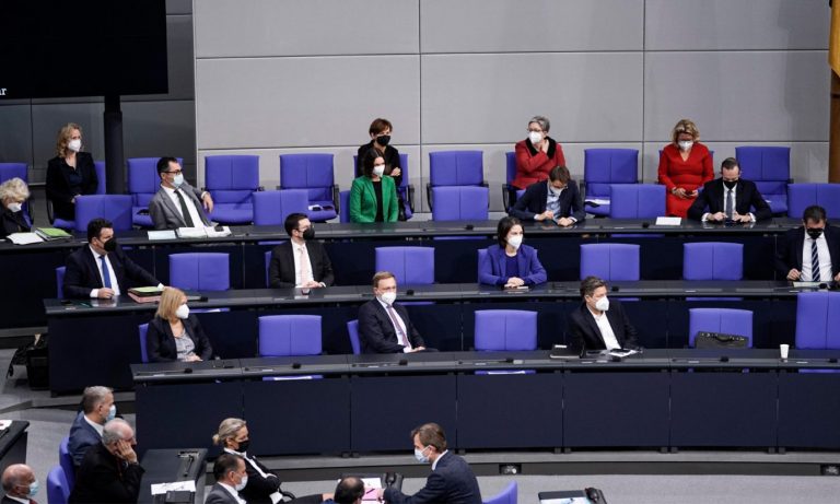 Die neue Bundesregierung unter Olaf Scholz (SPD) hat die Zahl der Parlamentarischen Staatssekretäre auf ein Allzeithoch angehoben Foto: picture alliance / Flashpic | Jens Krick