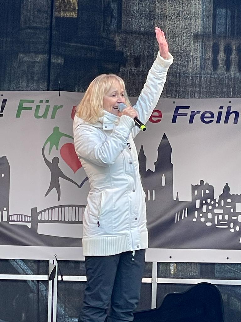 Die AfD-Politikerin Christina Baum auf der Kundgebung in Magdeburg