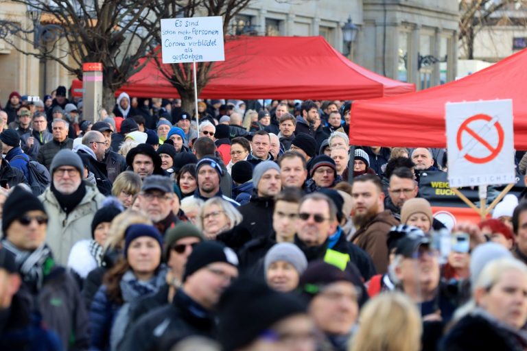 Tausende demonstrieren in Magdeburg gegen Corona-Maßnahmen und Impfpflicht