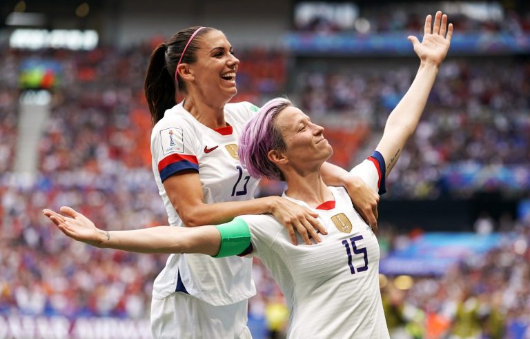 Die US-Fußballerinnen Megan Rapinoe (r.) und Alex Morgan - "gleiches Geld für gleiche Arbeit" Foto: picture alliance / empics | John Walton