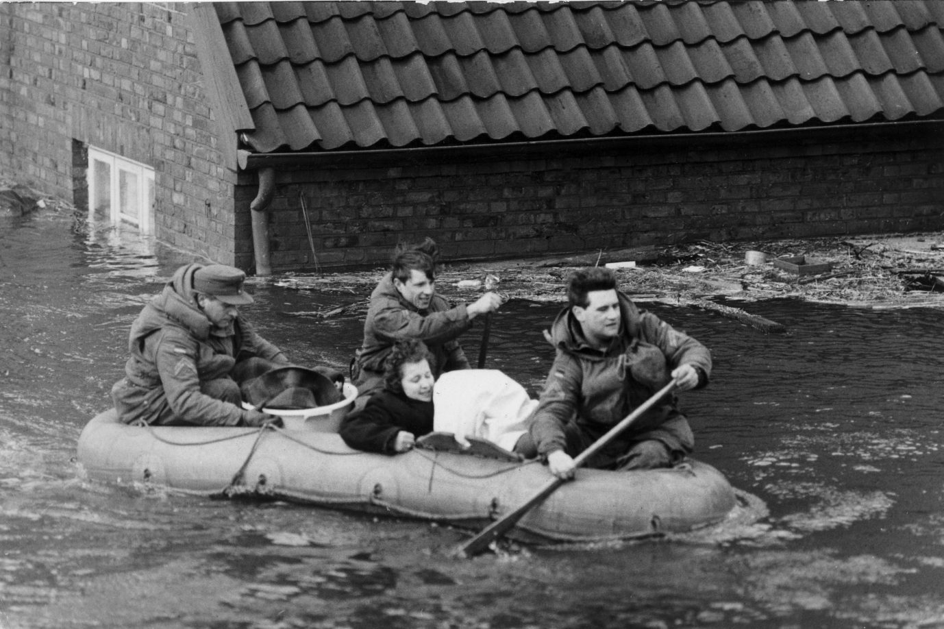 Soldaten der Bundeswehr retten Zivilisten vor der Sturmflut 1962 Foto: picture-alliance / Gerd Herold | Gerd Herold