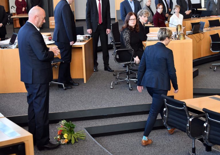 Nach der Wahl Thomas Kemmerichs (FDP) (l.) warf die Linken-Politikerin Susanne Hennig-Wellsow ihm die Blumen vor die Füße Foto: picture alliance/dpa/dpa-Zentralbild | Martin Schutt