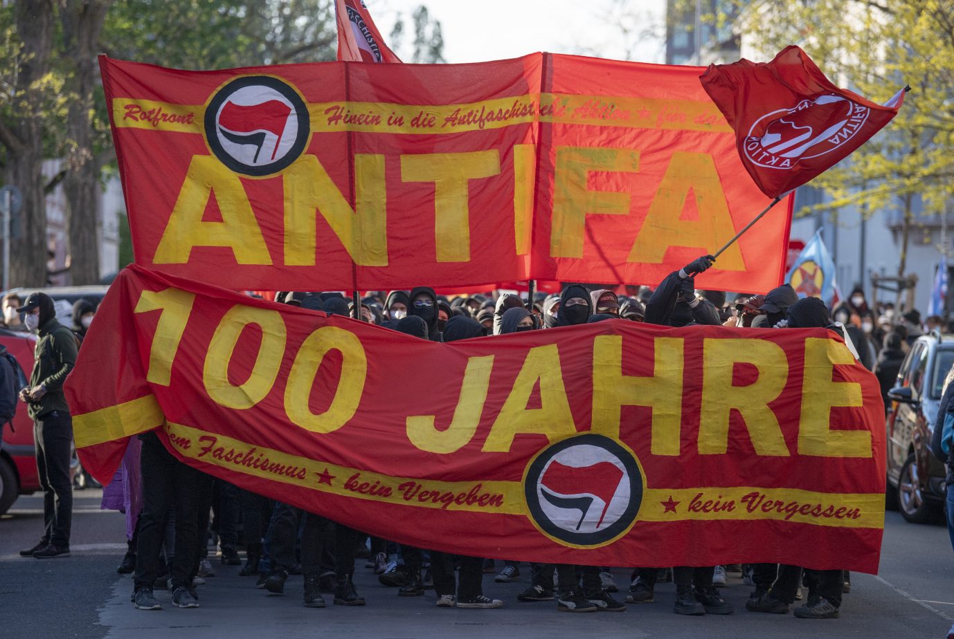 Linksradikale Demonstranten mit Transparenten feiern „100 Jahre Antifa“ in Frankfurt am Main (2021) : Ideengeschichtlich falsch