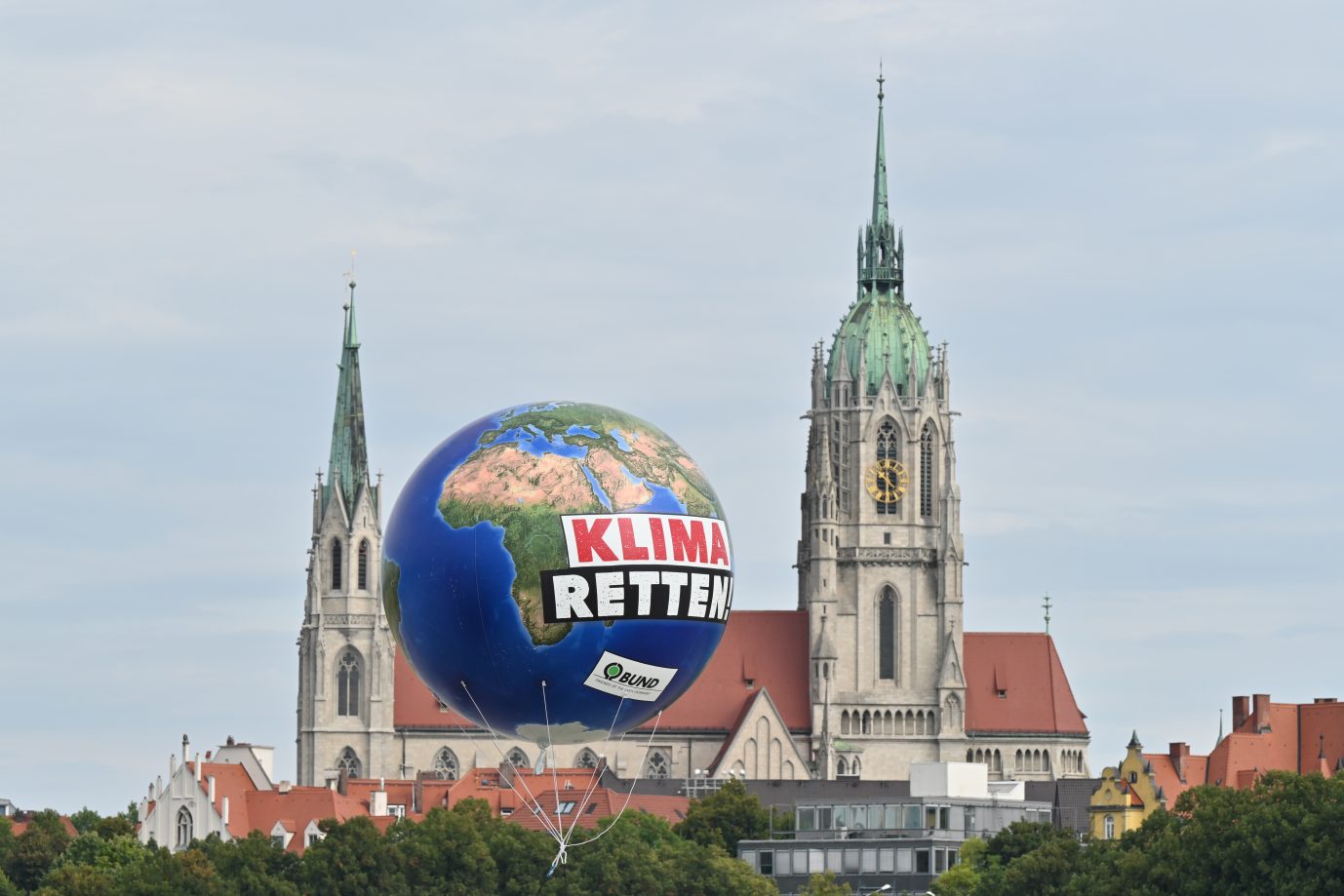 Ballon mit der Aufschrift „Klima Retten“ schwebt vor der Kirche Sankt Paul in München (Archivbild)