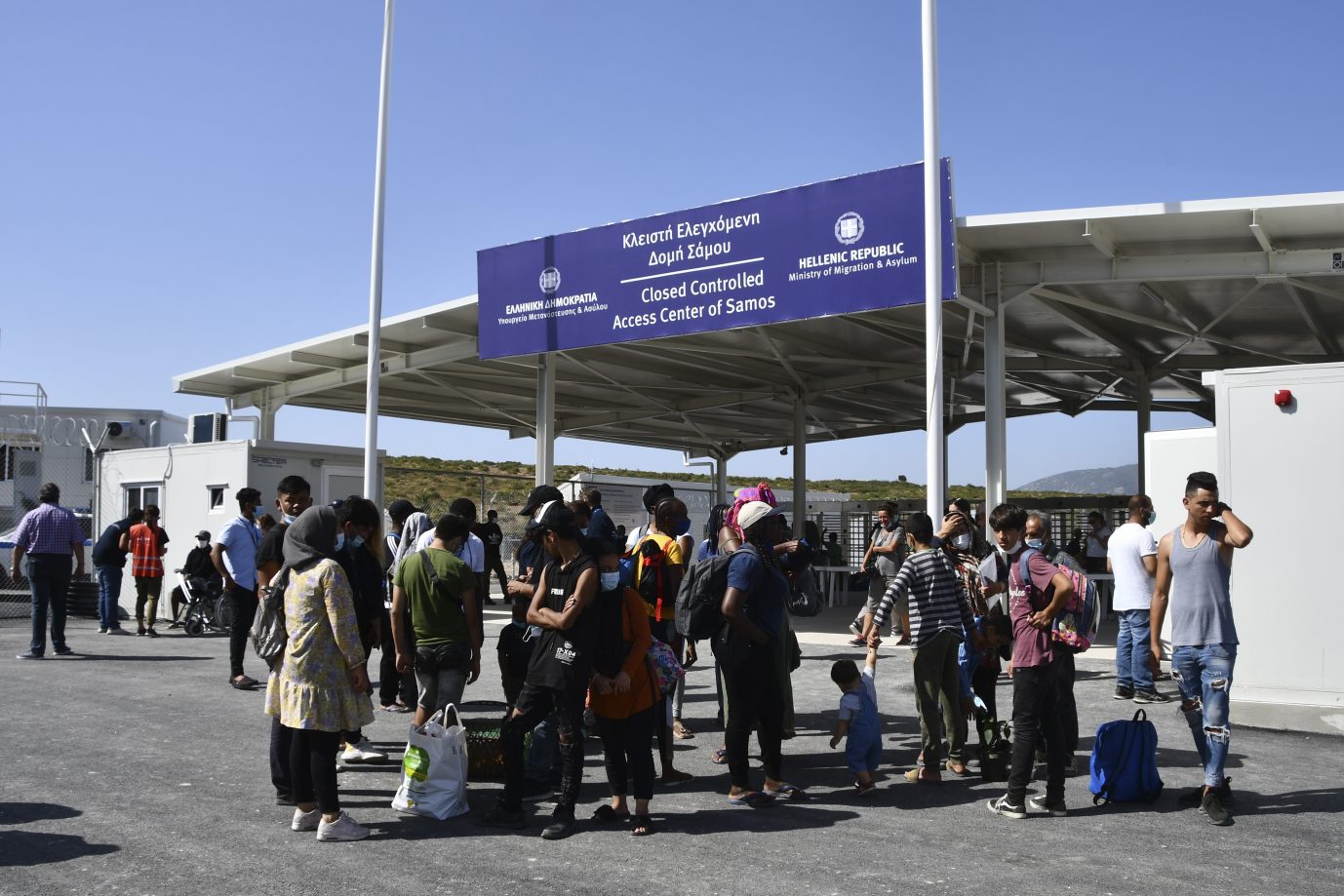 Migranten auf einem griechischen Flughafen