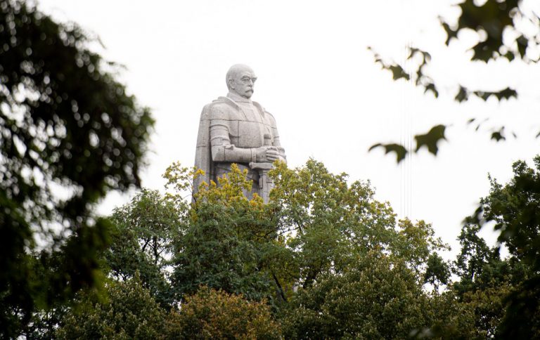 Auch das Hamburger Bismarck-Denkmal gerät ins Visier von Kritikern Foto: picture alliance/dpa | Daniel Reinhardt