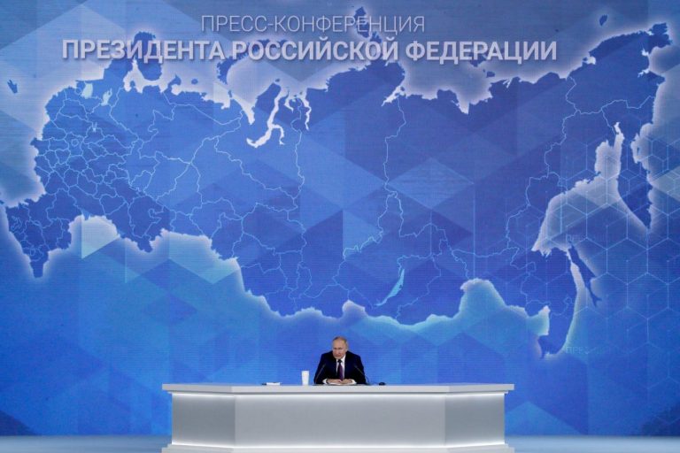 Rußlands Präsident Wladimir Putin bei seiner Jahreskonferenz Ende Dezember: Im Hintergrund eine Karte Rußlands