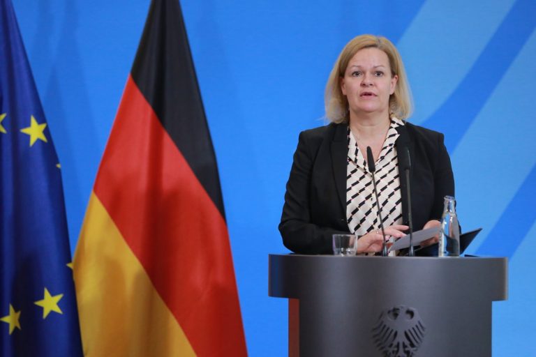 Bundesinnenministerin Nancy Faeser (SPD) distanziert sich nicht von ihrem Antifa-Beitrag Foto: picture alliance / EPA | Christian Marquardt / POOL